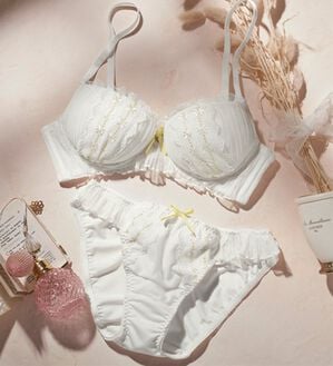 YU'NOW（ユナウ）の「ぷるるん谷間のノンワイヤーブラ＆ショーツ（ブラジャー＆ショーツセット）」｜オフホワイト