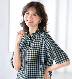 BELLUNA（ベルーナ）の「肌に優しい爽快コットン混フリルブラウス（シャツ）」｜チェック