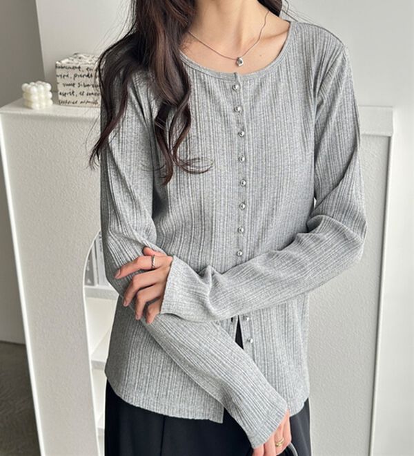 GeeRA（ジーラ）の「メニーボタンランダムリブトップス（カットソー）」｜詳細画像