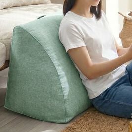 iellio（イエリオ）の「クッションにもなる布団収納ケース＜洋服収納・布団収納袋・クッション・腰あて・便利・見せる収納＞（衣類・布団収納）」