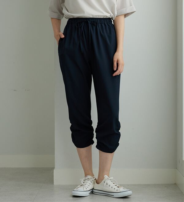 BELLUNA（ベルーナ）の「【接触冷感/UVカット/吸水速乾/軽量】ヒンヤリ＆速乾！裾くしゅクロップドパンツ（クロップドパンツ）」｜ネイビー