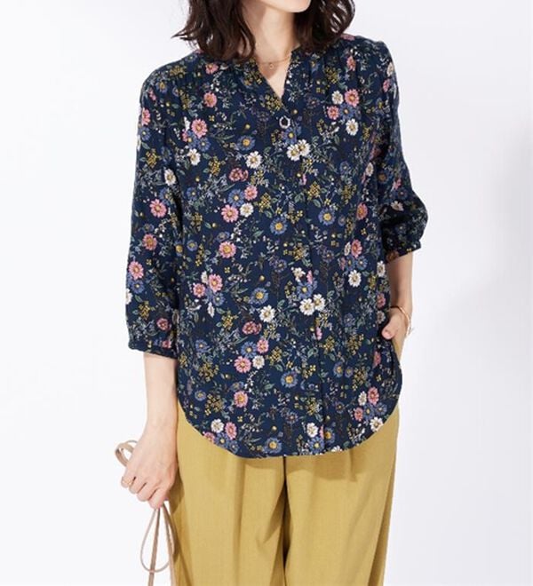 BELLUNA（ベルーナ）の「レーヨン素材ギャザー使いプリントブラウス（ブラウス）」｜詳細画像