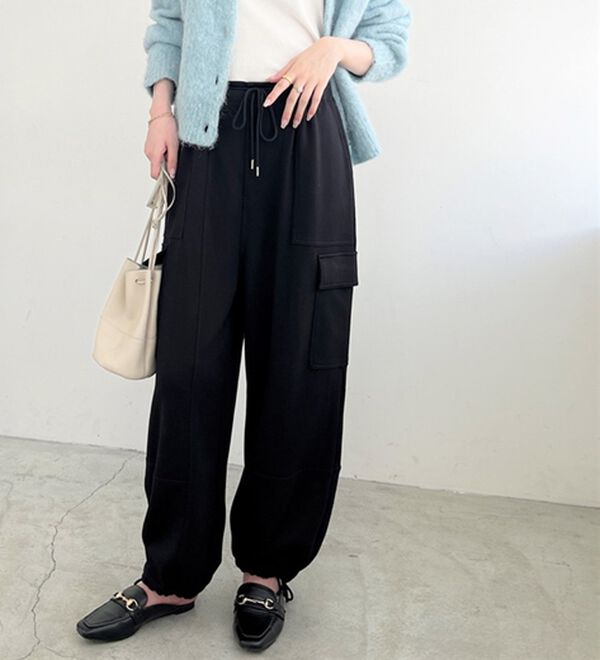 GeeRA（ジーラ）の「やわらか素材カーゴパンツ（フルレングスパンツ）」｜ブラック