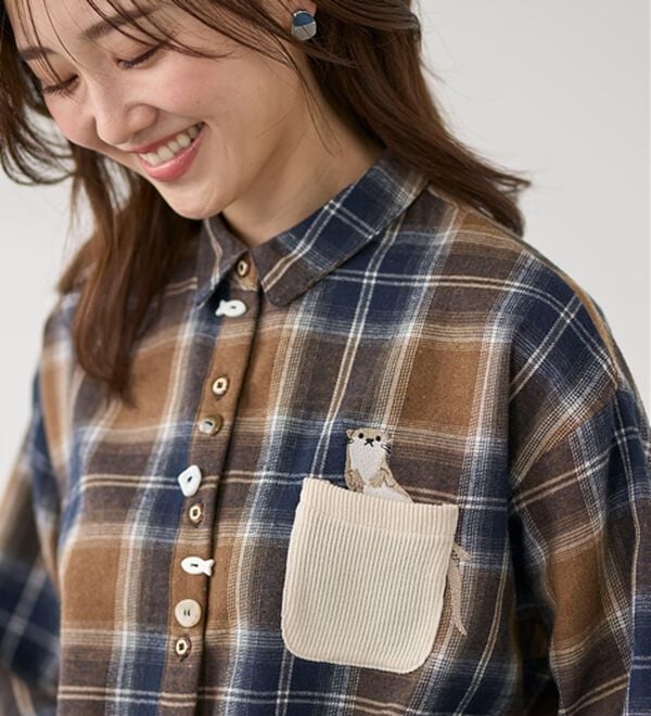 BELLUNA（ベルーナ）の「アニマル刺しゅう多ボタンデザインブラウス（ブラウス）」｜詳細画像