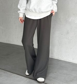 GeeRA（ジーラ）の「美脚見えカーブフレアパンツ（フルレングスパンツ）」｜チャコール