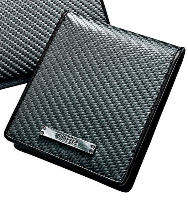 「 ＜ＦＲＵＨ（フリュー）＞リアルカーボン　二つ折り財布（メンズ財布・パスケース）」｜1