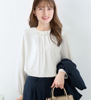 alotta（アロッタ）の「のびのび楽ちん！多機能上品パールデザインブラウス（ブラウス）」｜オフホワイト