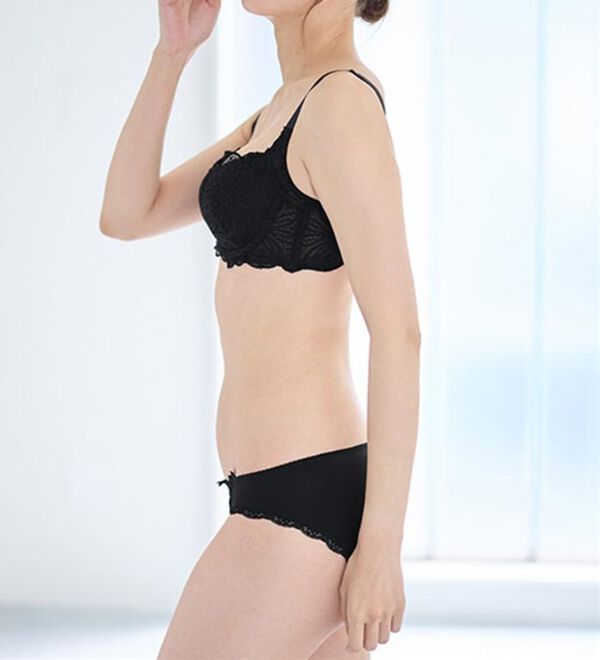 LAVIENNE（ラヴィエンヌ）の「レーシー脇高スッキリブラ＆ショーツ（ブラジャー＆ショーツセット）」｜詳細画像