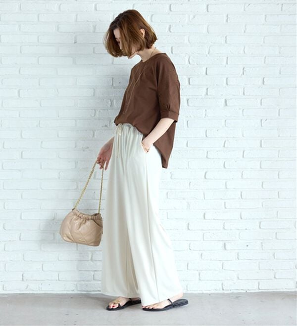 BELLUNA（ベルーナ）の「袖刺しゅうデザインＶネックプルオーバー（カットソー）」｜詳細画像