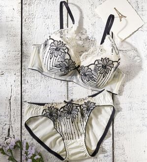 YU'NOW（ユナウ）の「プチプラブラ＆ショーツセット（ブラジャー＆ショーツセット）」｜ホワイト系線描きレース