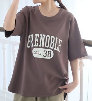 A HAPPY MARILYN（アハッピーマリリン）の「【Ｍ～８Ｌ】【接触冷感・ＵＶ対策】カレッジプリント裾ラウンドＴシャツ（Tシャツ）」｜モカ