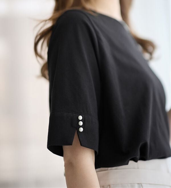 alotta（アロッタ）の「【選べる袖丈】柔らか綿混素材パール調ボタンＴシャツ（カットソー）」｜詳細画像