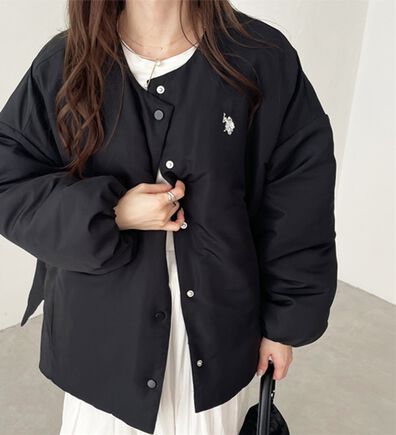 GeeRA（ジーラ）の「【U.S. POLO ASSN.】 ノーカラー中わたブルゾン（ハーフコート）」