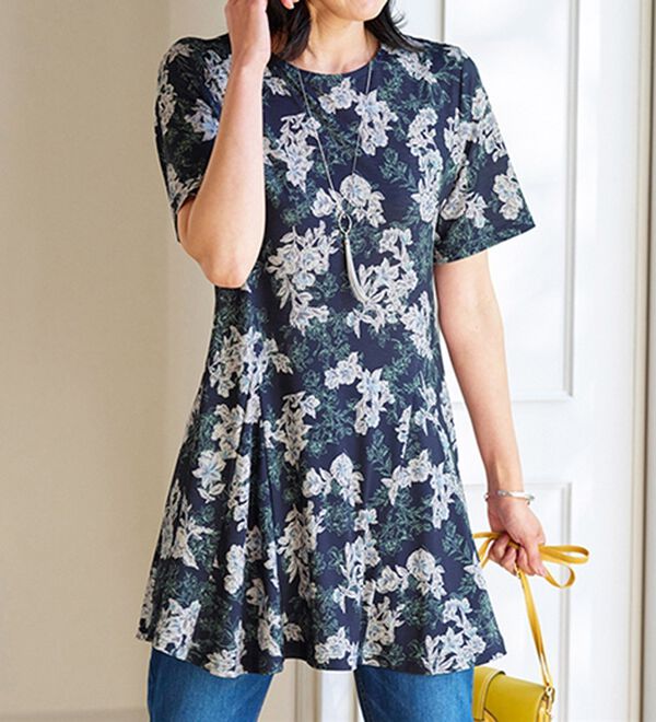 BELLUNA（ベルーナ）の「【接触冷感】フレアーシルエットプリントチュニック（チュニック）」｜ネイビー系花柄