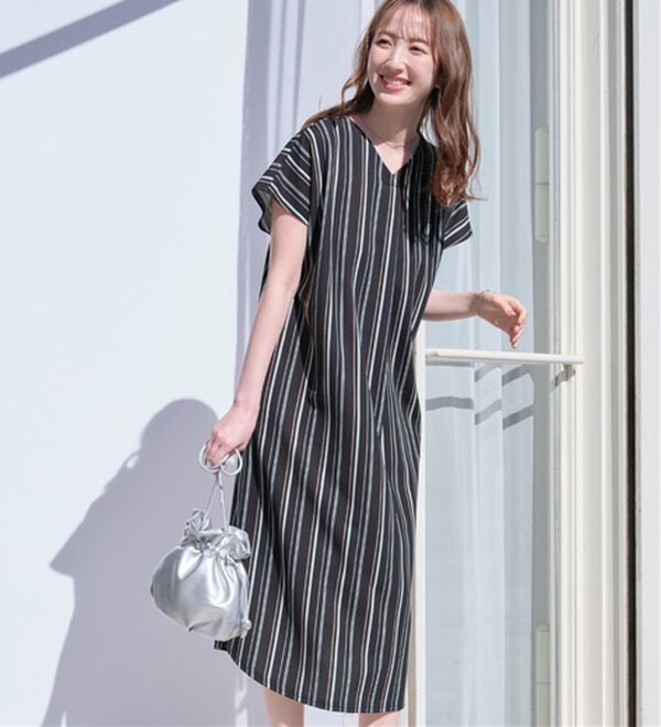 alotta（アロッタ）の「【４つの機能付】ひんやりフロントタックＶネックゆるワンピース（カットソーワンピース）」｜ネイビー系ストライプ