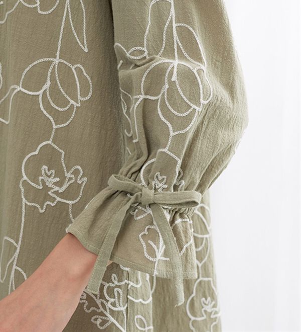 BELLUNA（ベルーナ）の「グラフィック風刺しゅう袖リボンチュニック（チュニック）」｜詳細画像