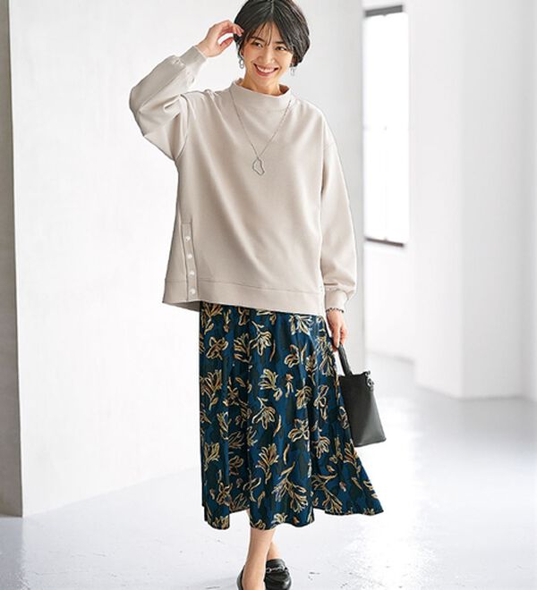 BELLUNA（ベルーナ）の「裾ボタン使いスタンドネックプルオーバー（カットソー）」｜詳細画像