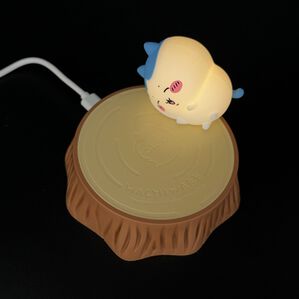 「ちいかわワイヤレス充電器付デスクトップライト（照明・ライト）」｜ハチワレ