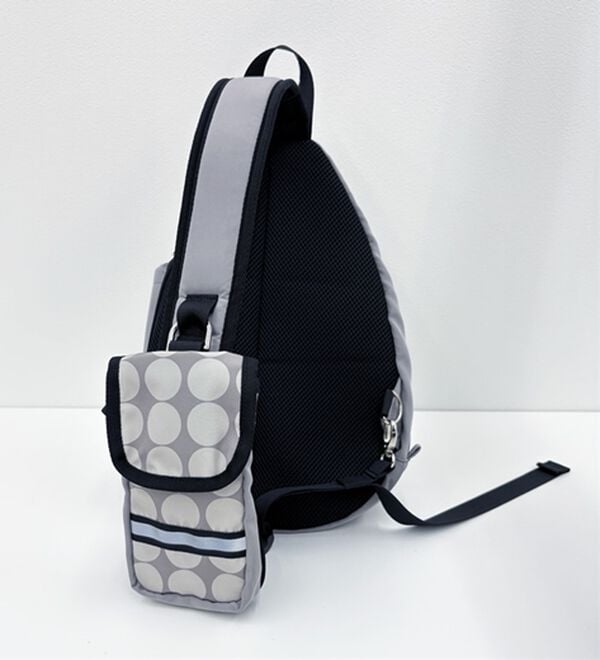 BELLUNA（ベルーナ）の「気がきく小回り優秀ボディバッグ（リュック）」｜グレー(ポケット取り外し可)