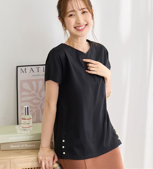alotta（アロッタ）の「ひんやり裾パールデザインＴシャツ（カットソー）」｜ブラック