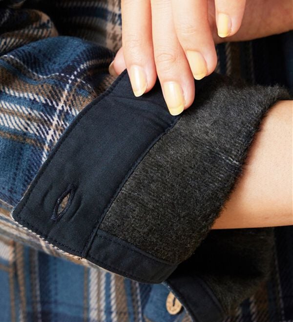 BELLUNA（ベルーナ）の「【ふわふわ裏ファー】パチパチしにくい裏ファーオーバーブラウス（ブラウス）」｜詳細画像