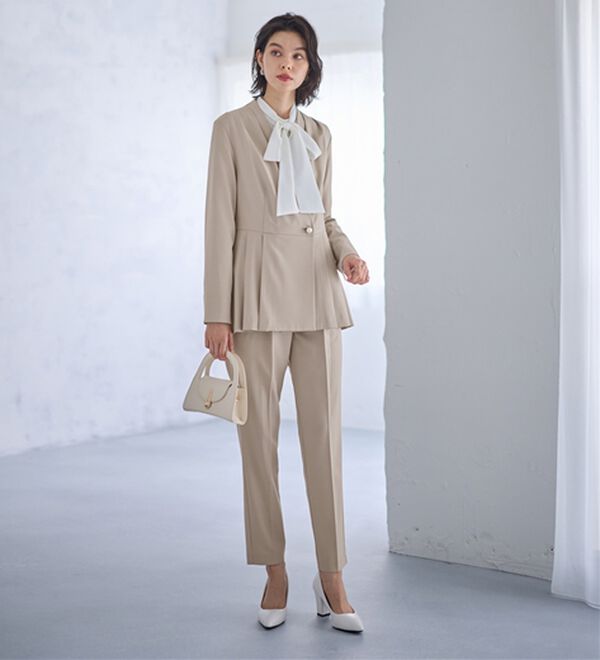 GeeRA（ジーラ）の「【２点セット】パールボタンペプラムプリーツテーパードセットアップ（パンツスーツ）」｜詳細画像