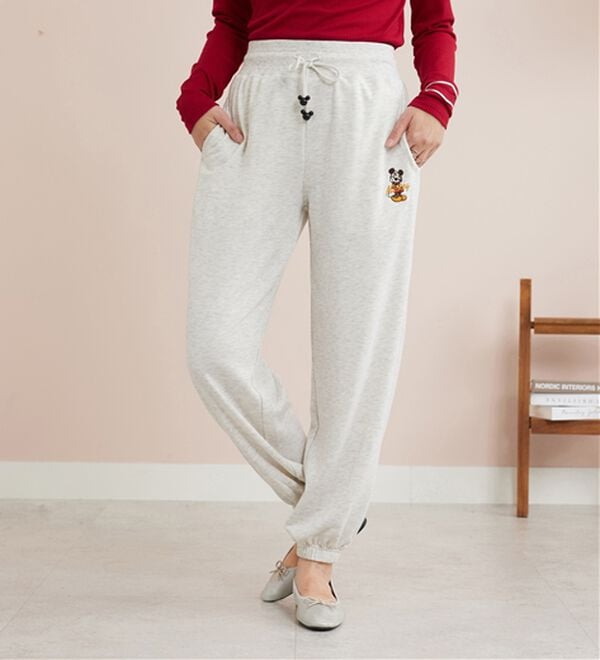 BELLUNA（ベルーナ）の「＜Ｄｉｓｎｅｙ＞【ミッキー】裾ゴム入り刺しゅう裏毛パンツ（その他パンツ）」｜詳細画像