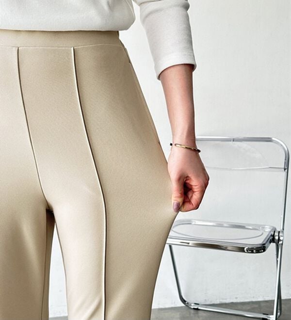 GeeRA（ジーラ）の「センターラインセミフレアカットパンツ（フルレングスパンツ）」｜詳細画像