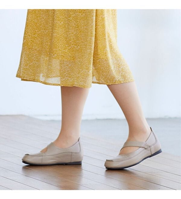 BELLUNA（ベルーナ）の「牛革ベルトスリッポンシューズ（パンプス）」｜詳細画像