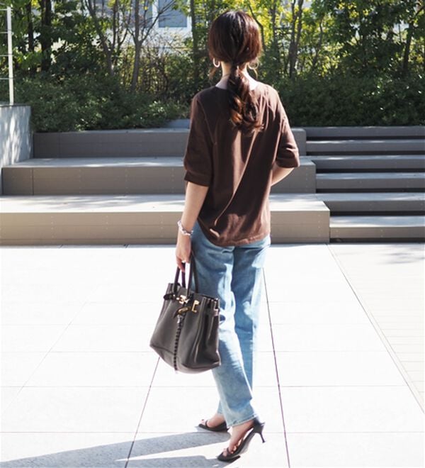 BELLUNA（ベルーナ）の「袖刺しゅうデザインＶネックプルオーバー（カットソー）」｜詳細画像