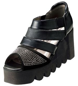 BELLUNA（ベルーナ）の「４Ｅビジュー使いキャタピラーシューズ（サンダル・ミュール）」｜黒