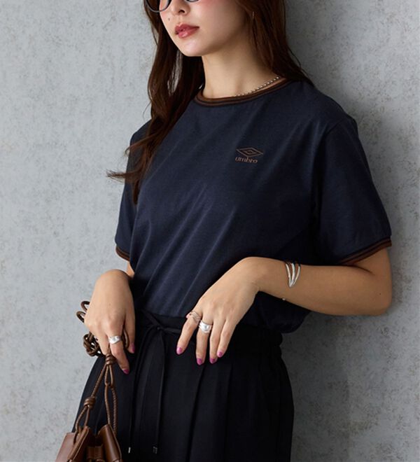 Viola e Viola（ヴィオラ エ ヴィオラ）の「【アンブロ】配色ラインロゴ刺しゅうTシャツ（カットソー）」｜詳細画像