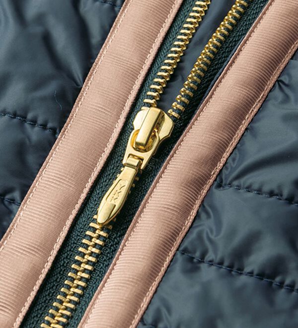 VINNO（ヴィノ）の「＜ＴＨＩＮＤＯＷＮ（Ｒ）＞ノーカラーパイピングダウンジャケット（ダウンコート・ジャケット・ベスト）」｜詳細画像