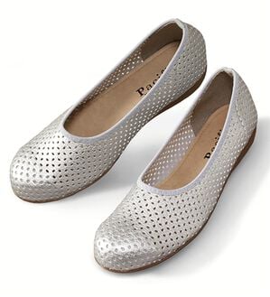 ルフラン（ルフラン）の「足にフィット！日本製４Ｅフラットシューズ（フラットシューズ）」｜シルバー(パンチング)