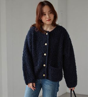 RANAN（ラナン）の「ゴールド調ボタンループ編みニットジャケット（ニットカーディガン）」｜ネイビー