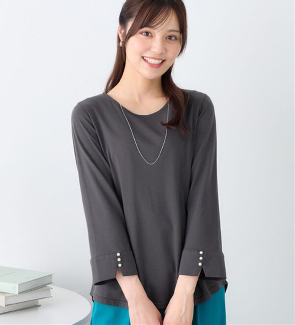 alotta（アロッタ）の「【選べる袖丈】柔らか綿混素材パール調ボタンＴシャツ（カットソー）」｜チャコール　8分袖
