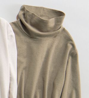 LAVIENNE（ラヴィエンヌ）の「カシミヤ入りシアー素材タートルネックインナー（肌着・インナーウェア）」｜モカ