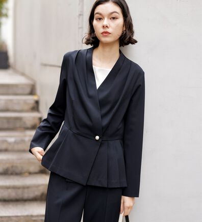 GeeRA（ジーラ）の「【２点セット】パールボタンペプラムプリーツブラウスセットアップ（その他スーツ）」