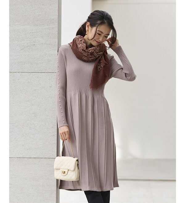 BELLUNA（ベルーナ）の「体型を拾いにくい！ビジュー使いプリーツ風ニットチュニックワンピース（チュニックワンピース）」｜詳細画像