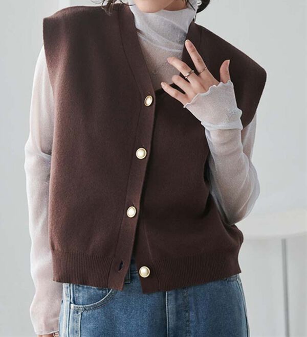 RANAN（ラナン）の「【ムースタッチ】洗える！ゴールド調ボタンニットベスト（ベスト）」｜ブラウン