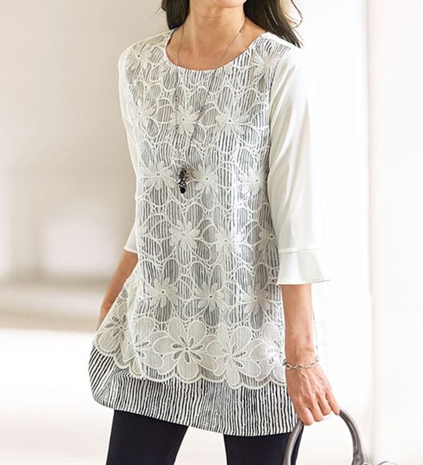 BELLUNA（ベルーナ）の「刺しゅうレース重ねデザインストライプチュニック（チュニック）」｜詳細画像