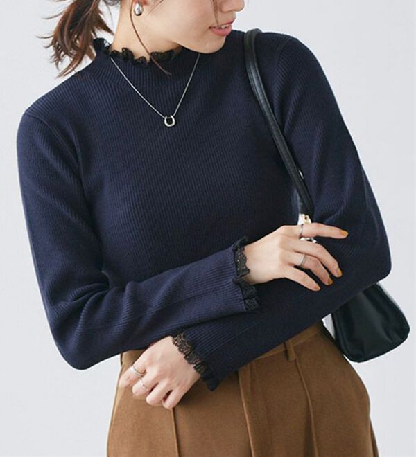 Pierrot（ピエロ）の「レース付ハイネックリブニット（ニット・セーター）」｜ネイビー&times;ブラック