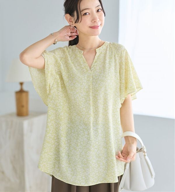 Viola e Viola（ヴィオラ エ ヴィオラ）の「【接触冷感】さらっと涼感フレアスリーブブラウス（ブラウス）」｜イエロー系花柄／チュニック