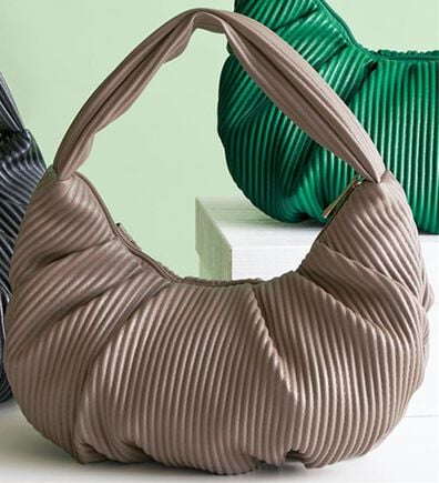 BELLUNA（ベルーナ）の「ハーフムーンプリーツ手提げ（その他バッグ）」