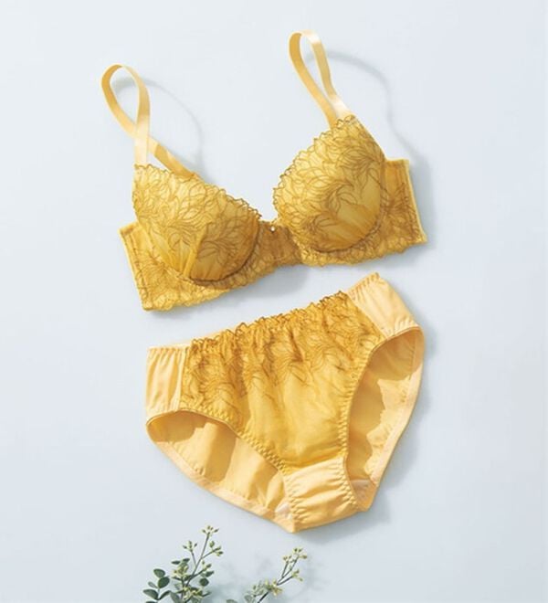 LAVIENNE（ラヴィエンヌ）の「大人のプチプラブラ＆ショーツ（ブラジャー＆ショーツセット）」｜マスタード蔦刺しゅう