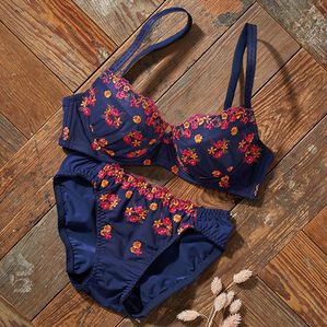 YU'NOW（ユナウ）の「ｔｏ　ｍｅｅブラジャー＆ショーツセット（ブラジャー＆ショーツセット）」｜ネイビー系小花刺しゅうレース