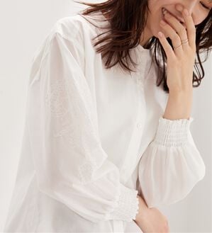 BELLUNA（ベルーナ）の「花柄袖刺しゅうデザインブラウス（ブラウス）」｜オフ白