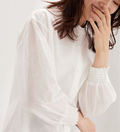 BELLUNA（ベルーナ）の「花柄袖刺しゅうデザインブラウス（ブラウス）」