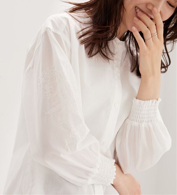 BELLUNA（ベルーナ）の「花柄袖刺しゅうデザインブラウス（ブラウス）」｜オフ白