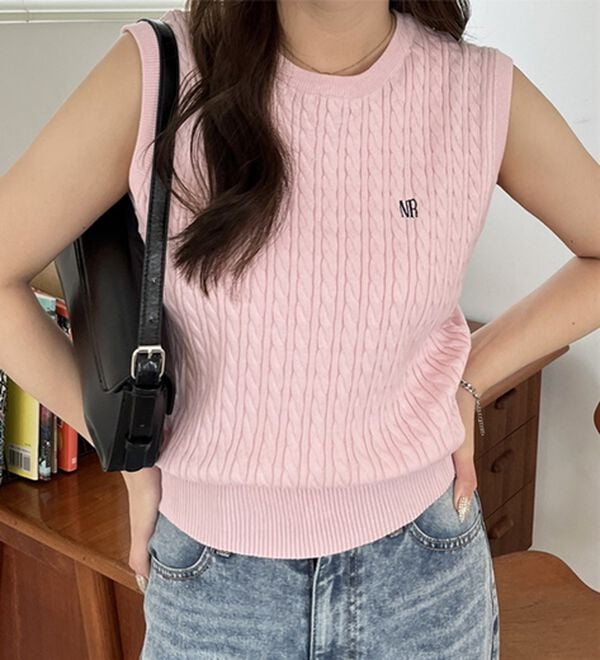 GeeRA（ジーラ）の「ケーブル編み刺しゅうノースリニット（ベスト）」｜詳細画像